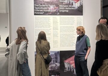 Leute in Ausstellung Visual Investigations