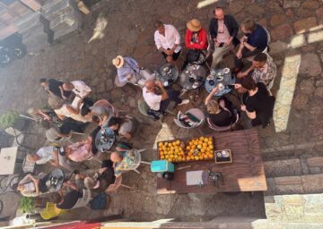 Reisegruppe der Mitgliederreise in einem Cafe in Skopje